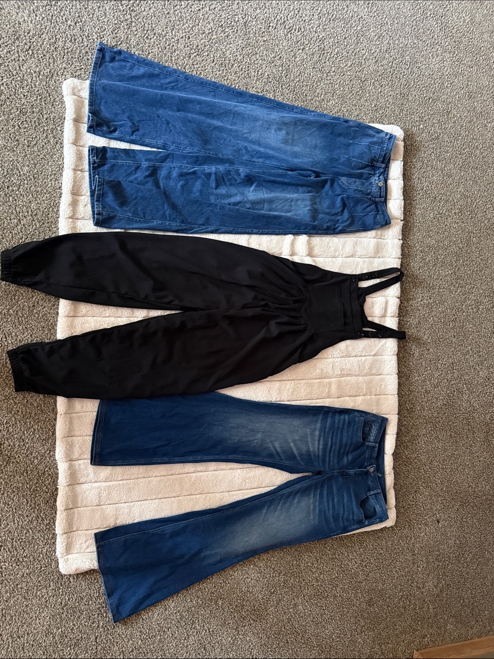 HALARA 3 piece clothing lot— medium tall. 2 jeans and 1 overall. Halara jeans